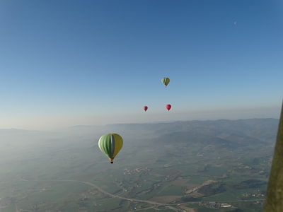 Camins de Vent balloon over the Plain of Vic, in Osona