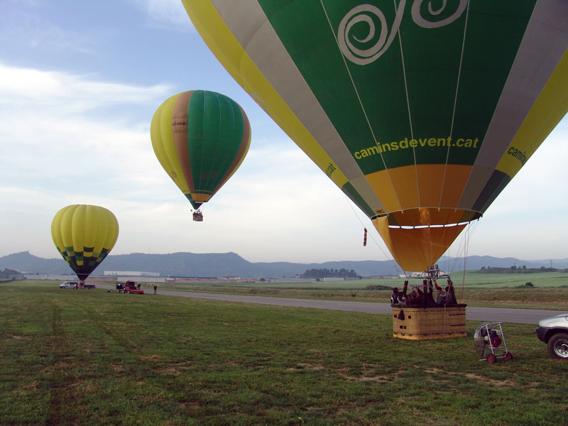 Camins de Vent balloon taking off with passengers in Osona